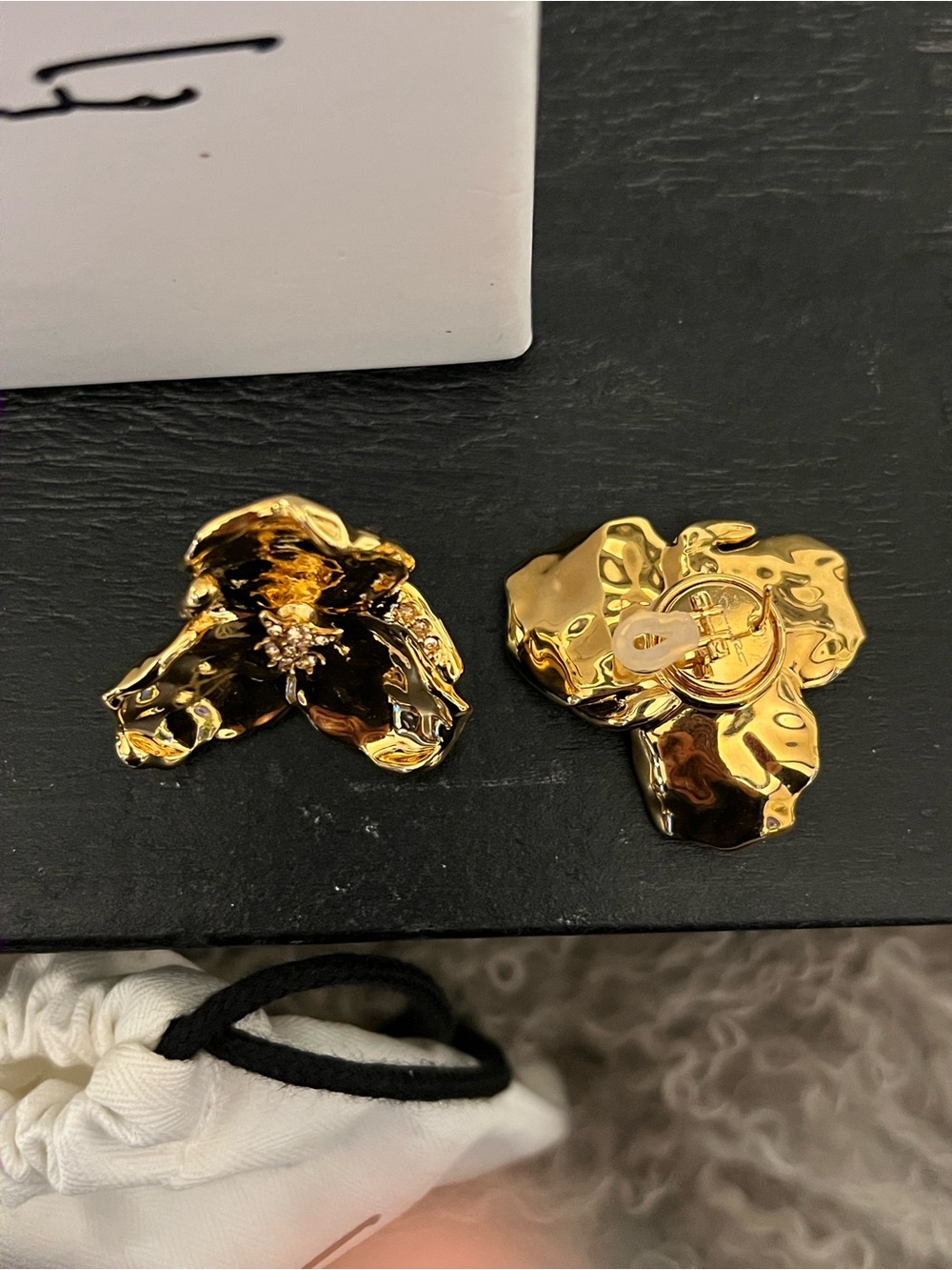 Oscar de la Renta Gold Floral Post Back Earrings. New - Picture 5 of 5